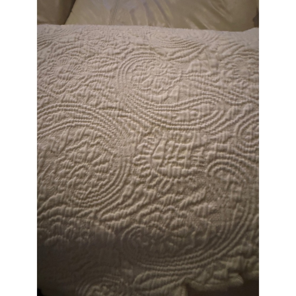 Peacock Alley Matelasse Coverlet Cotton Paisley Scalloped Edge Portugal Cream - Picture 6 of 9